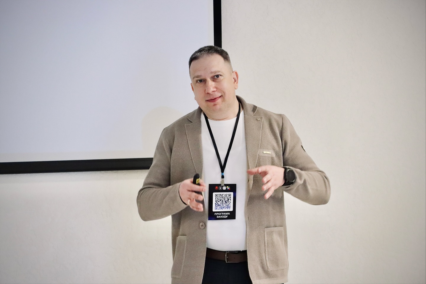 Чоловік у коричневому піджаку