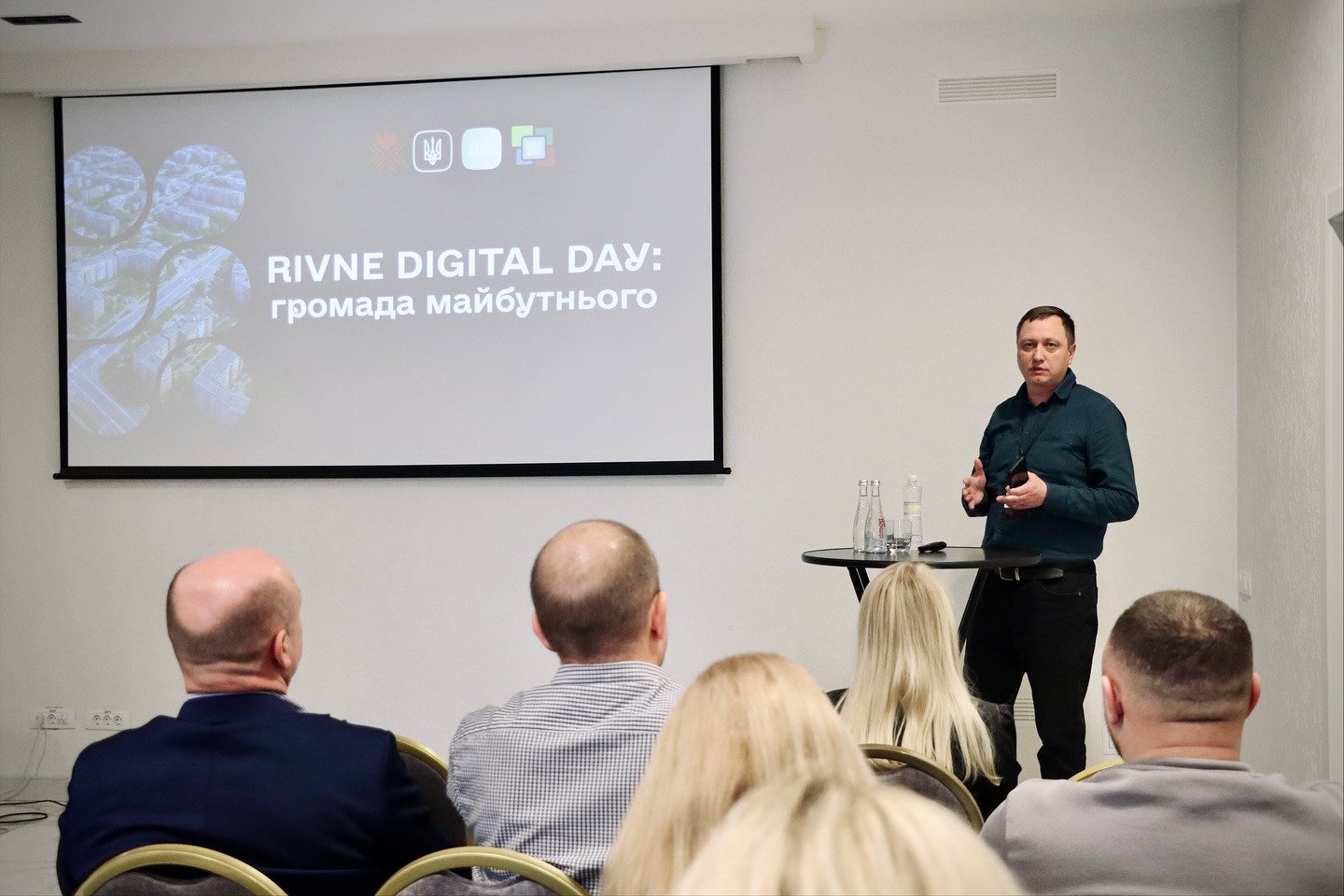 Чоловік у сорочці щось розповідає у приміщенні