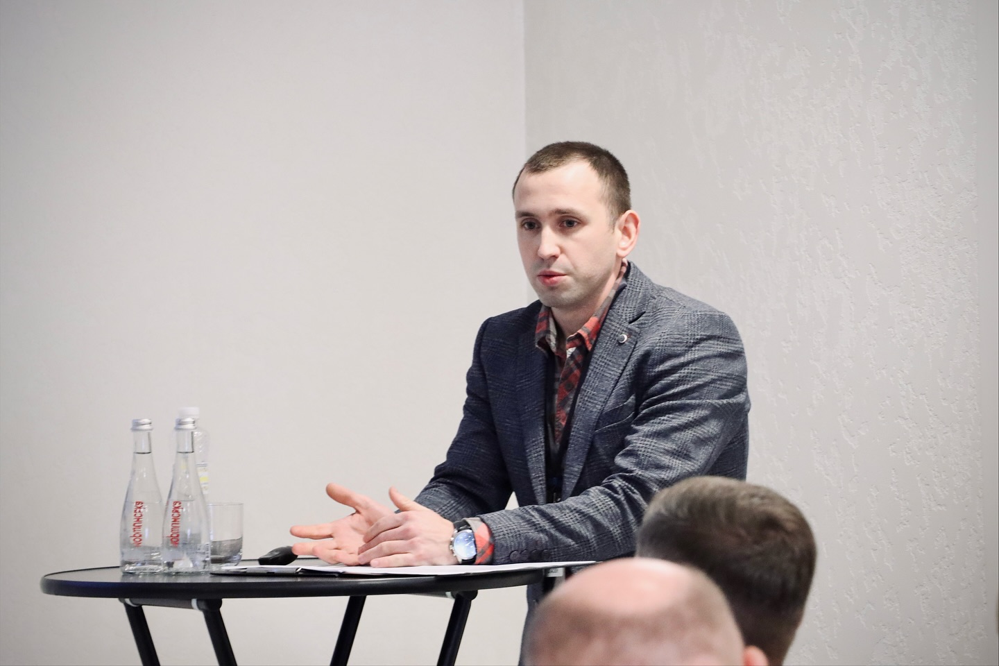 Чоловік у піджаку щось розповідає.