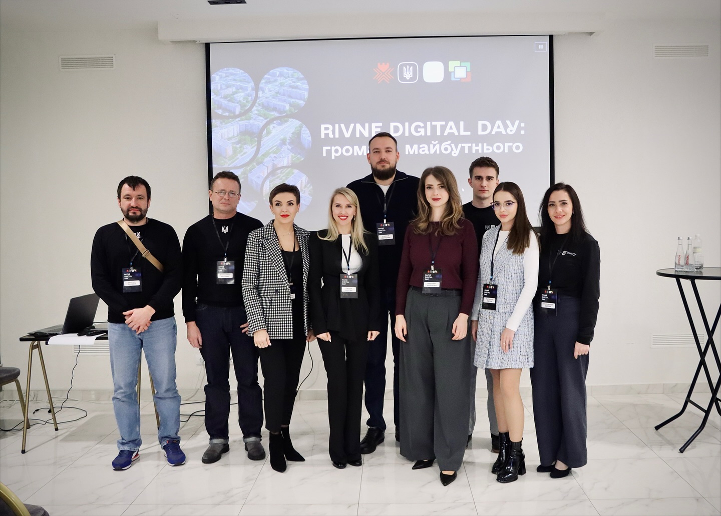 Групове фото у приміщенні.