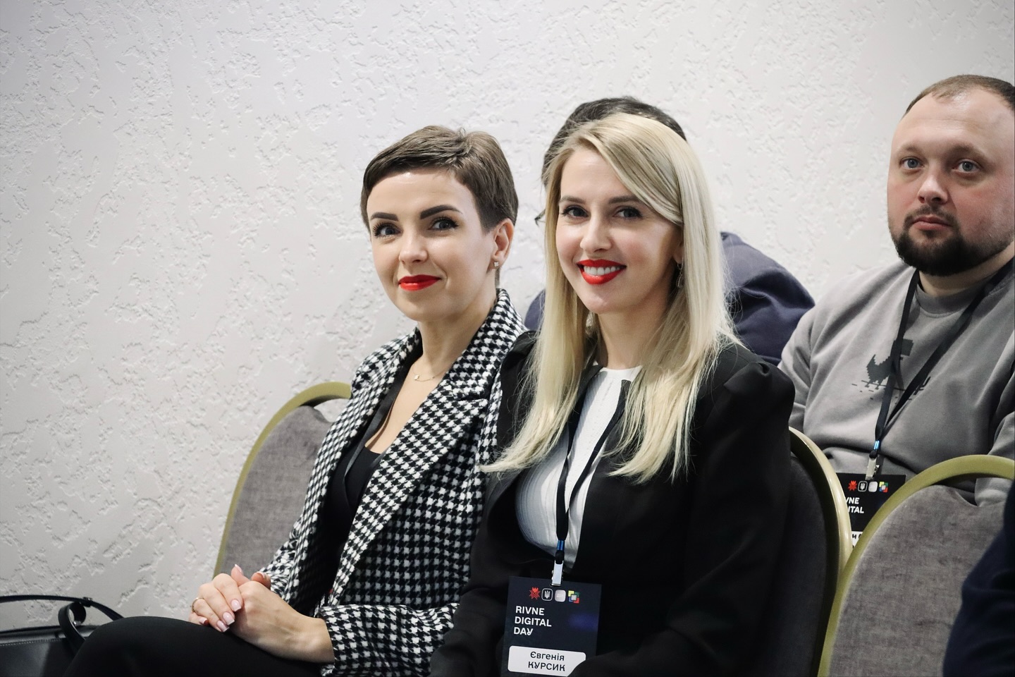 Дві жінки посміхаються.