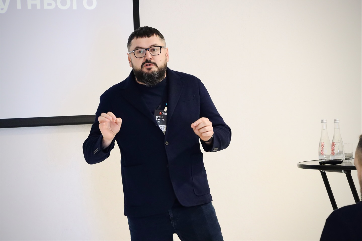 Чоловік з бородою щось розповідає.