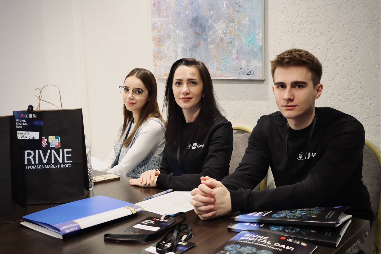 Чоловік та дві жінки.