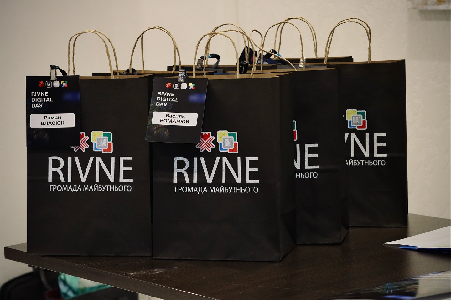 Чорні подарункові пакети із написом «RIVNE — громада майбутнього»