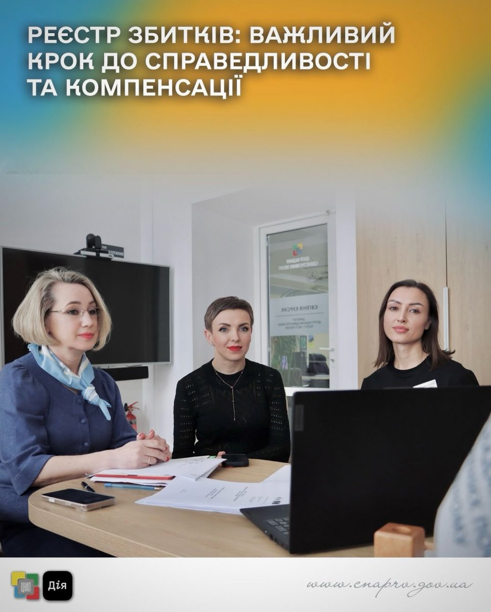 Троє жінок дивляться в монітор комп'ютера.