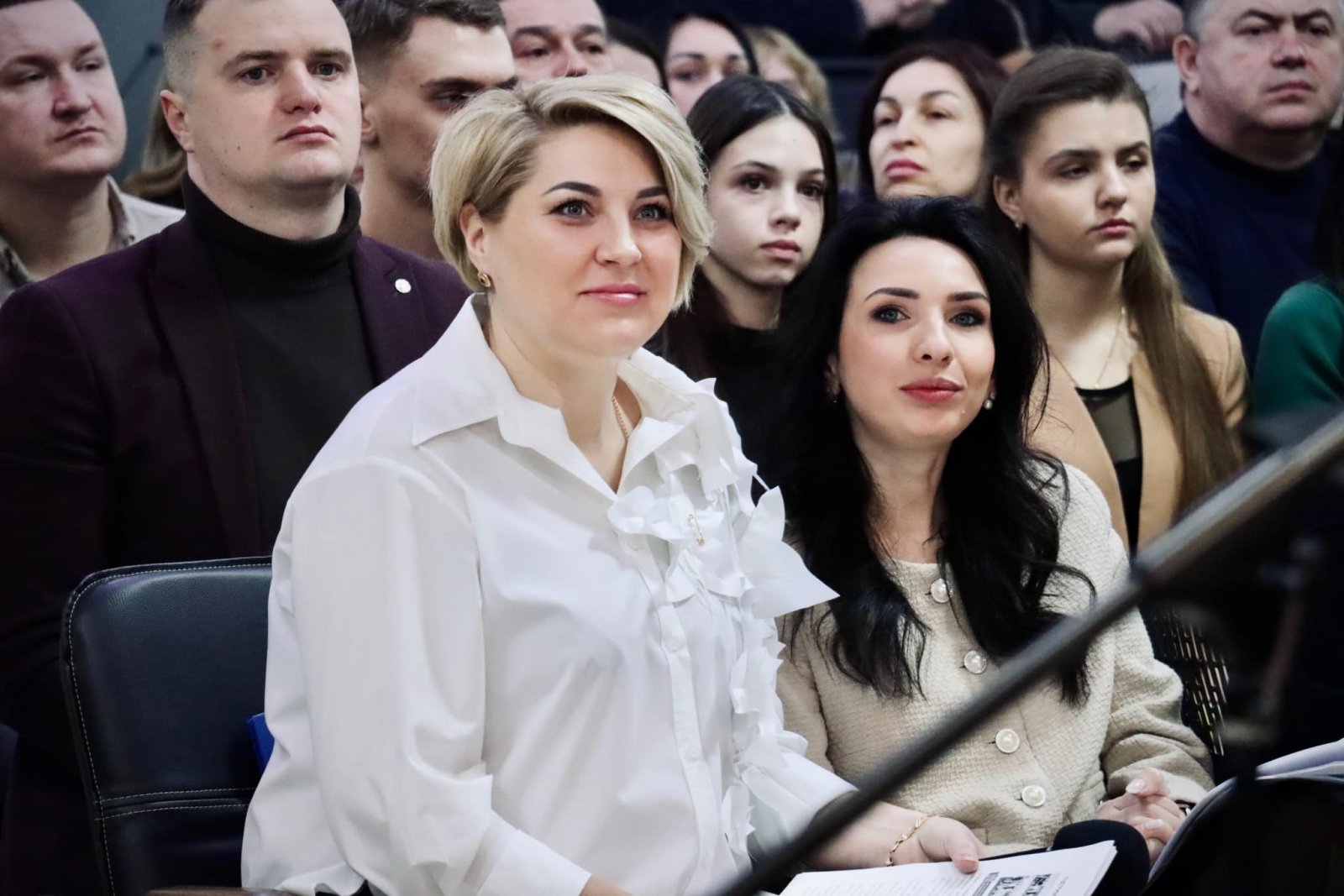 Люди сидять в приміщенні ЦНАПу і слухають доповідь.