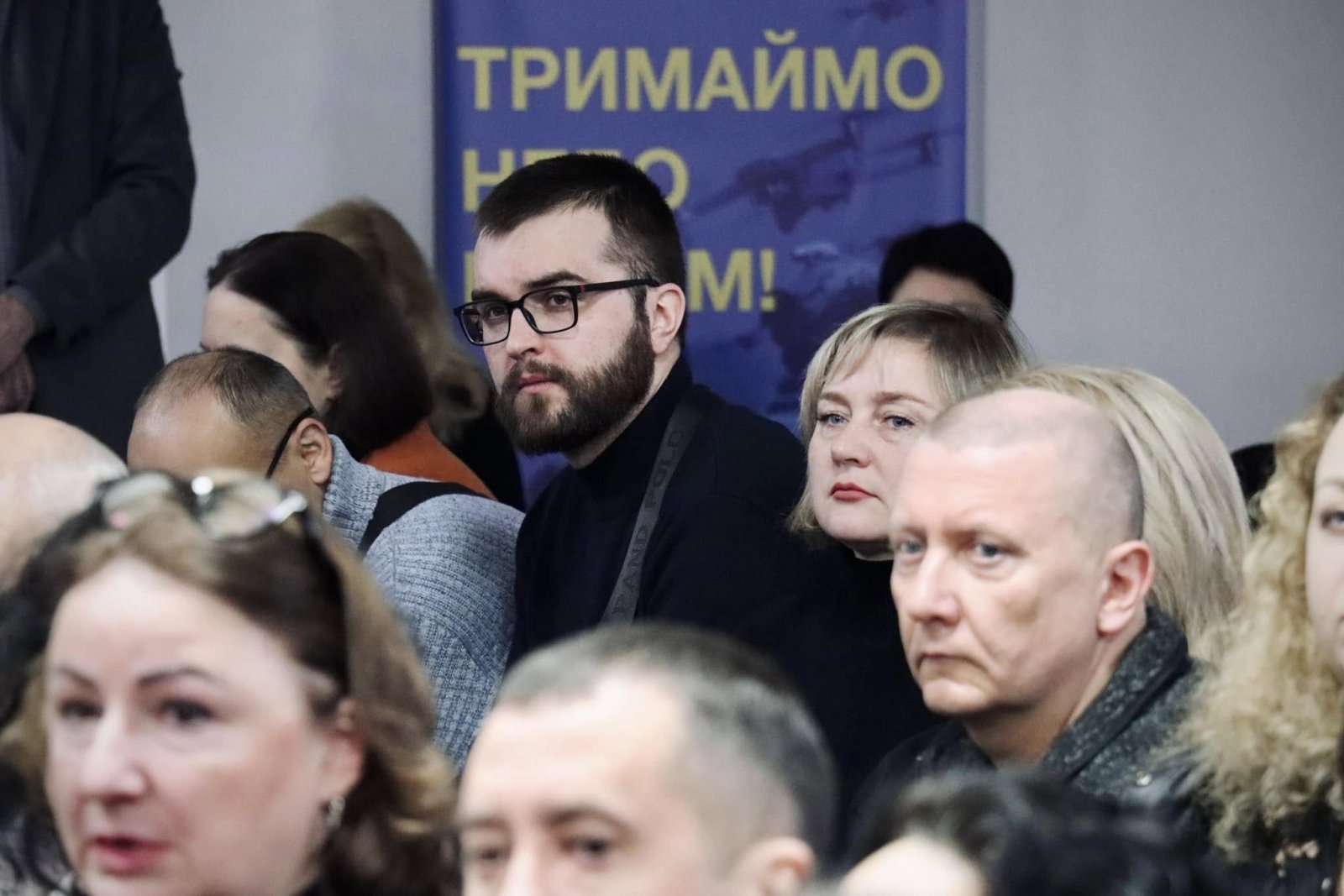Люди сидять в приміщенні ЦНАПу і слухають доповідь.