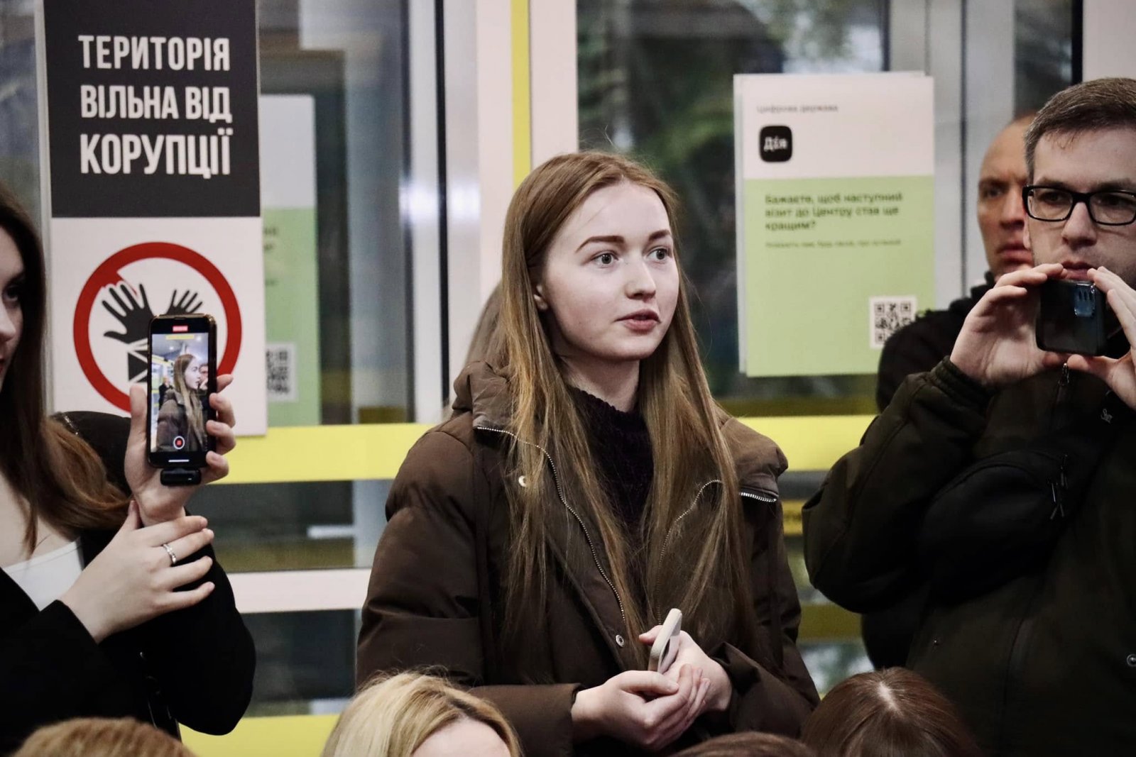 Дівчина дивиться прямо.