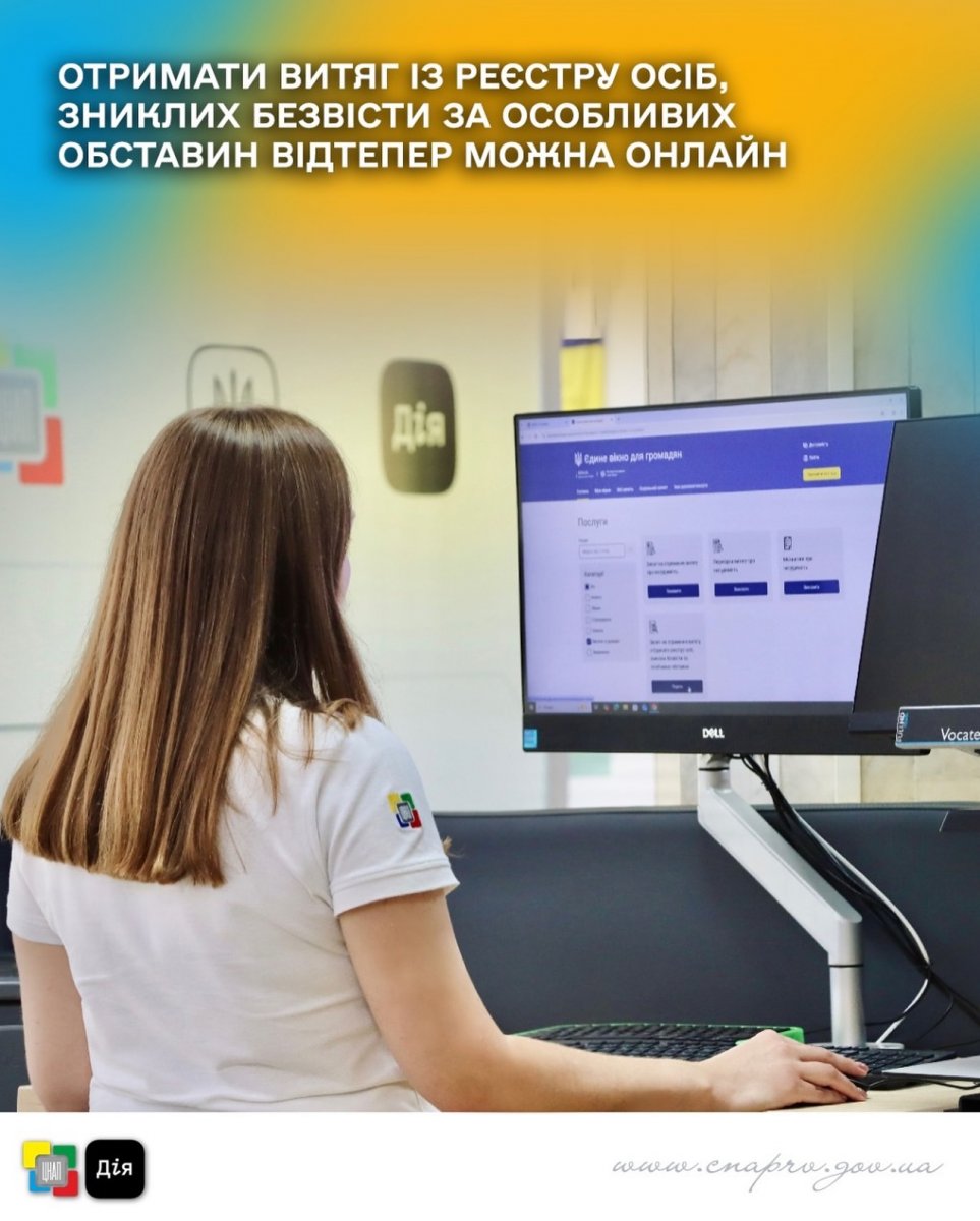 Жінка у білому одязі працює за комп'ютером.