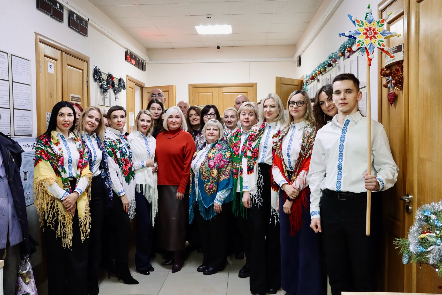 Група людей у вишитих сорочках, хлопець - тримає зірку у руках.