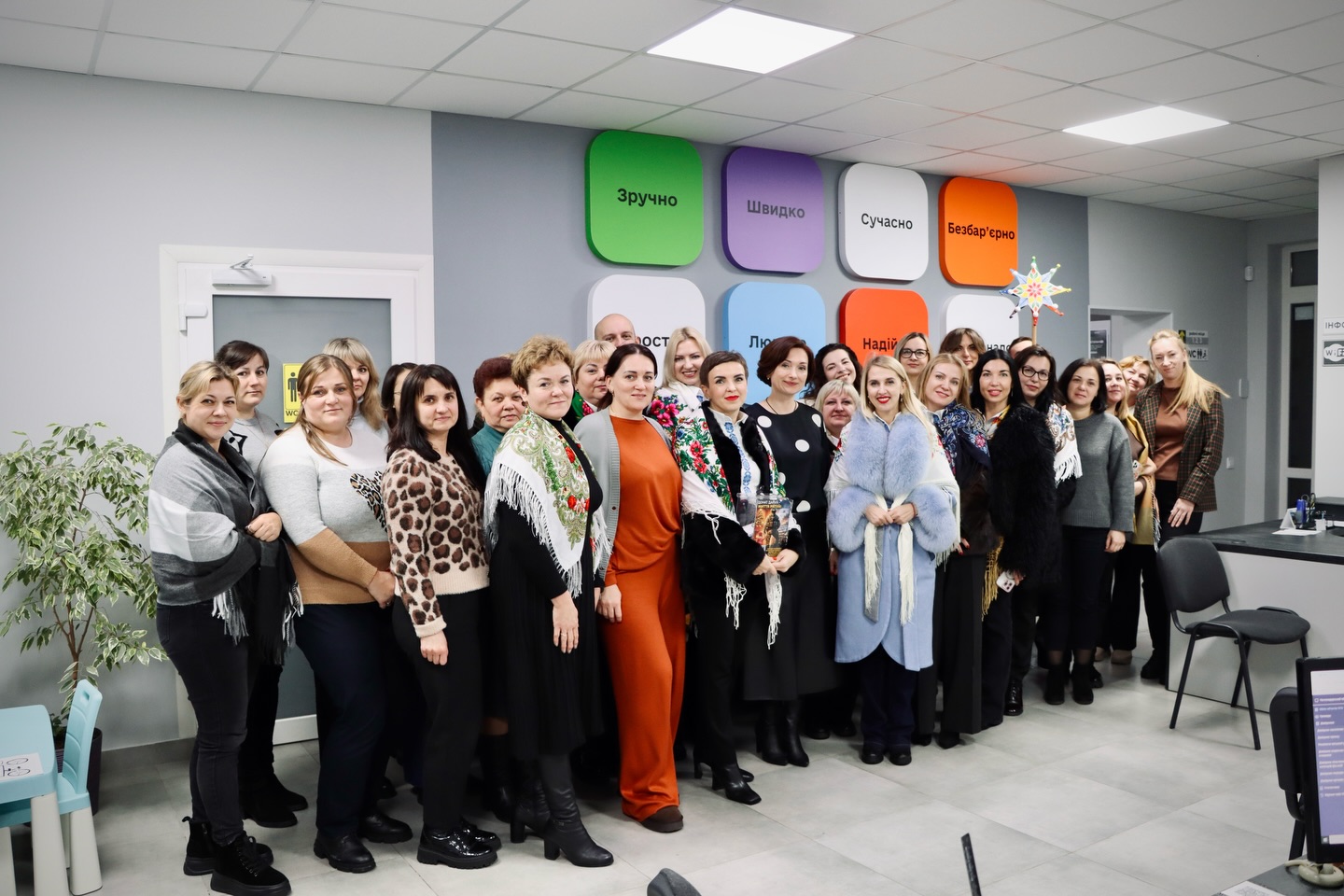 Багато людей позують для фото.