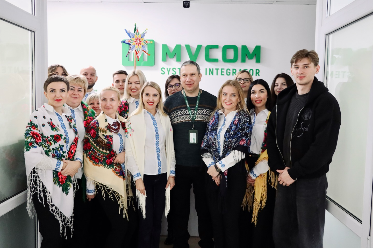 Група людей позує для фото.