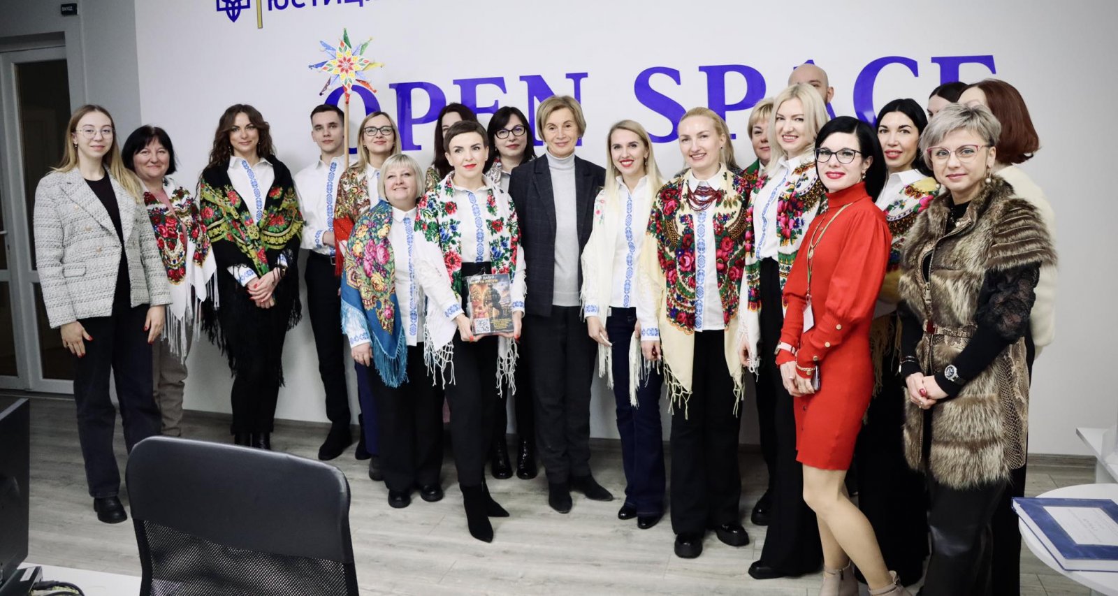 Люди перебувають у світлому приміщенні.