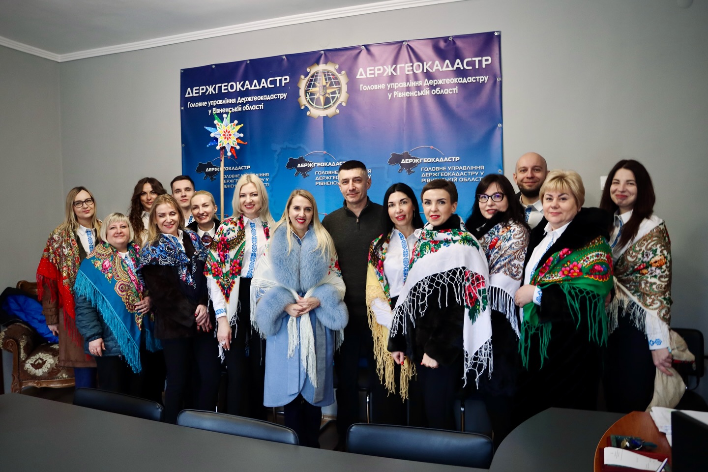 Жінки з українськими хустками та декілька чоловіків.