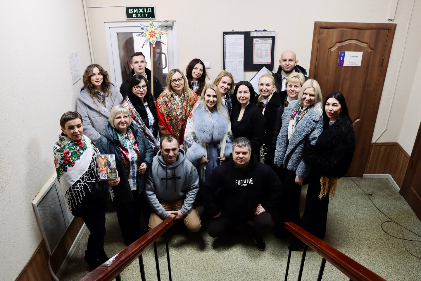 Чотири чоловіка та тринадцять жінок у приміщенні.