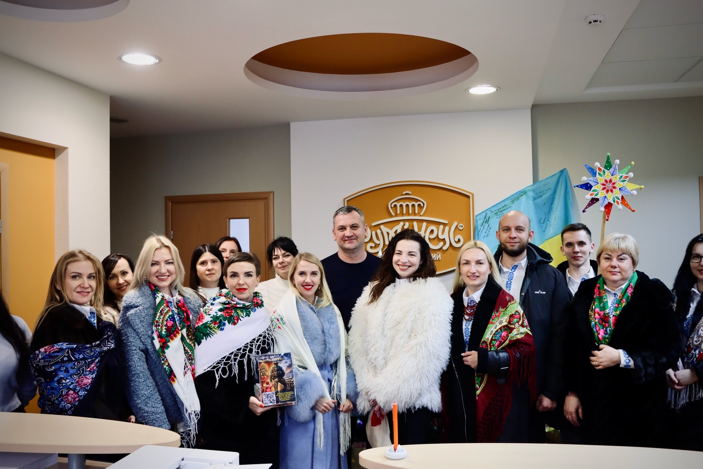 Люди з хустками перебувають у приміщенні.