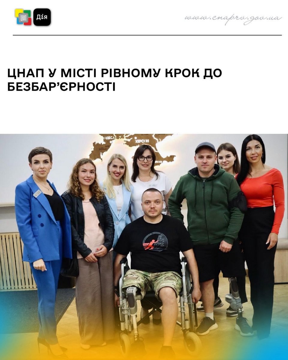 Групове фото людей у приміщенні.