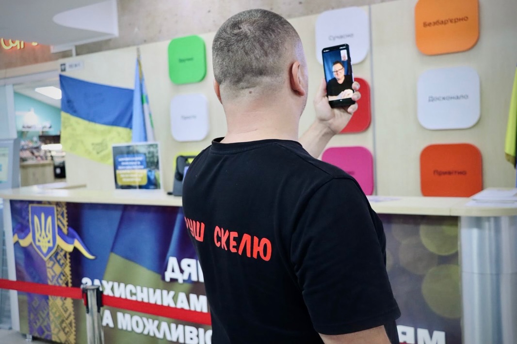 Чоловік тримає телефон у руці.