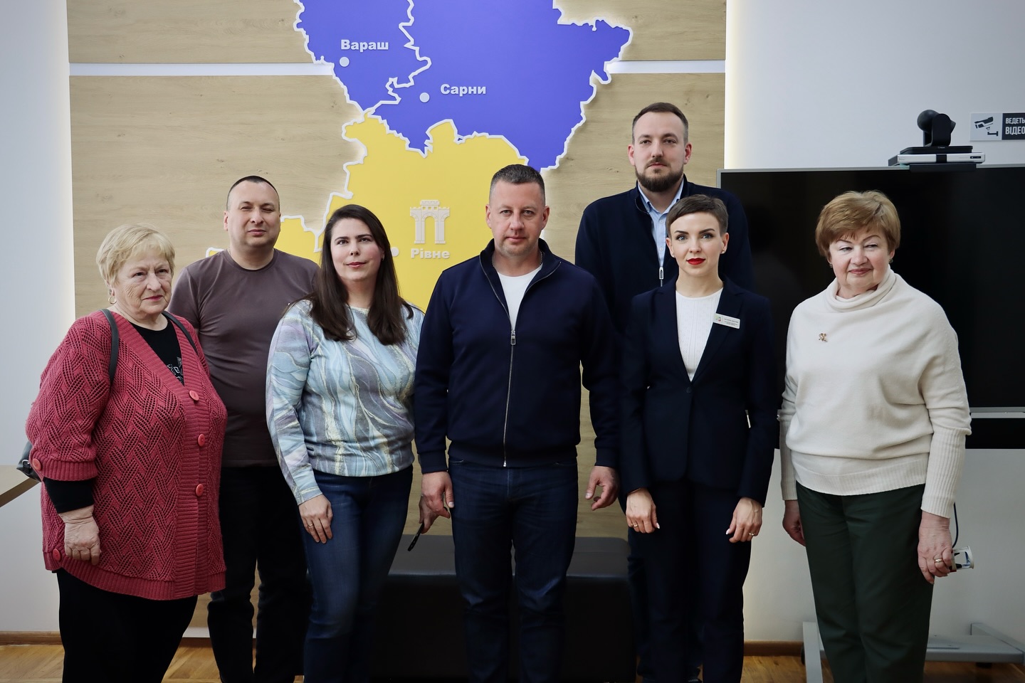 Групове фото на фоні карти Рівненської області.