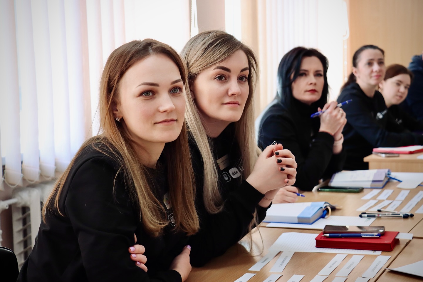 Група працівників ЦНАПу сидять на практикумі з використання української мови у діловому спілкуванні.