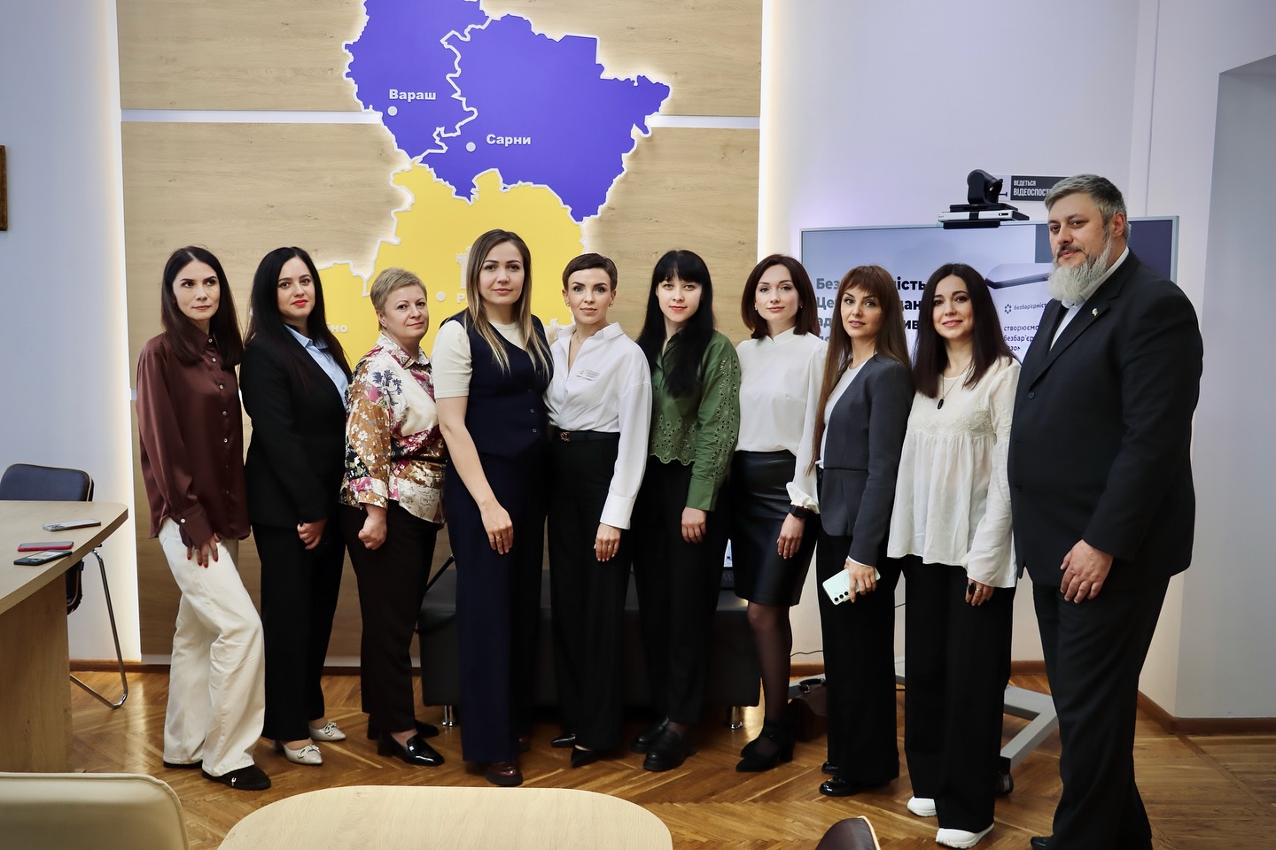 Групове фото учасників зустрічі в кабінеті.