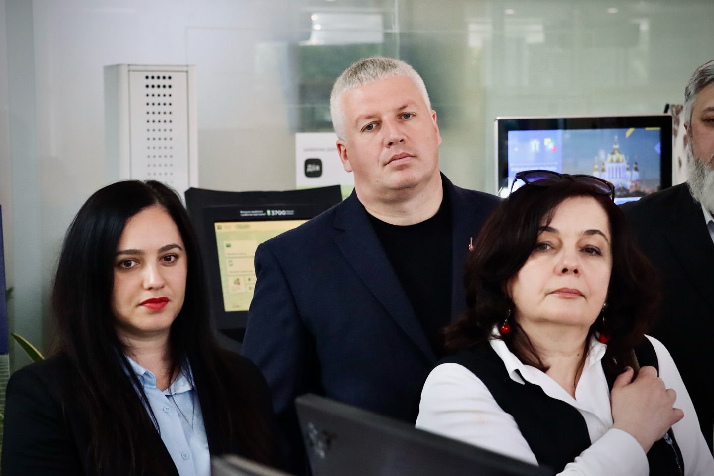 Чоловік та дві жінки перебувають у приміщенні.