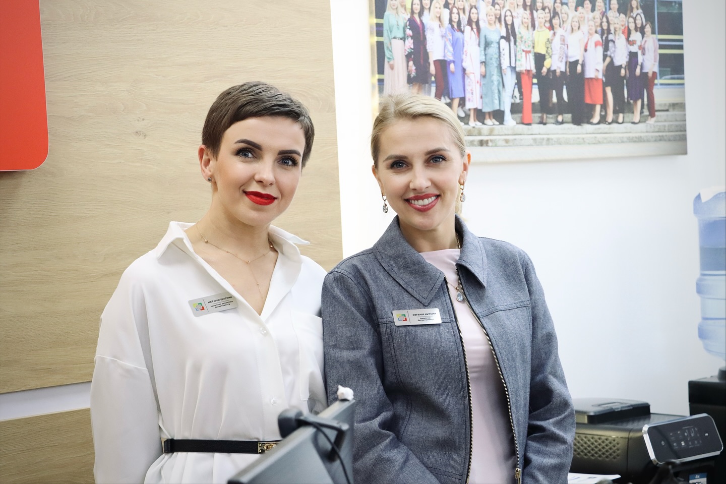 Дві жінки посміхаються.