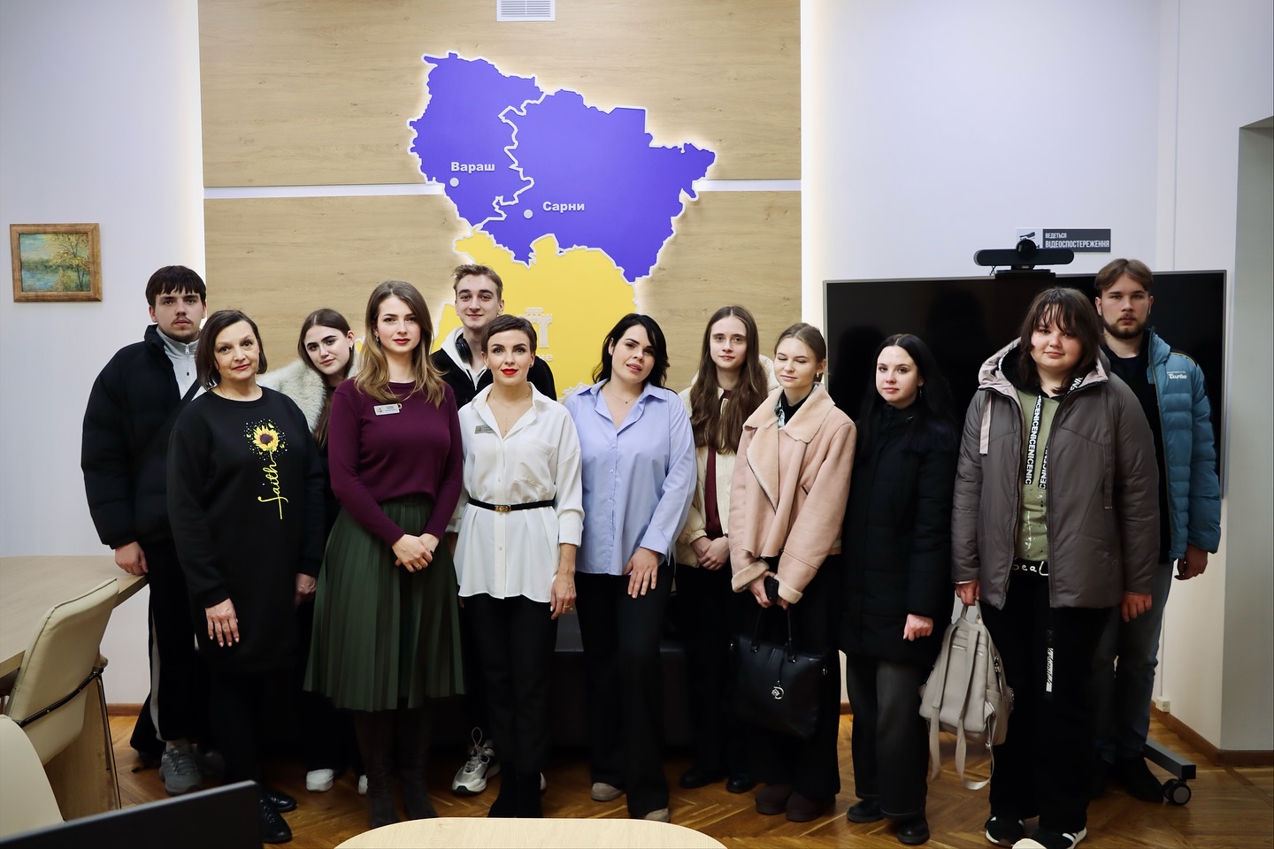 Групове фото у приміщенні.