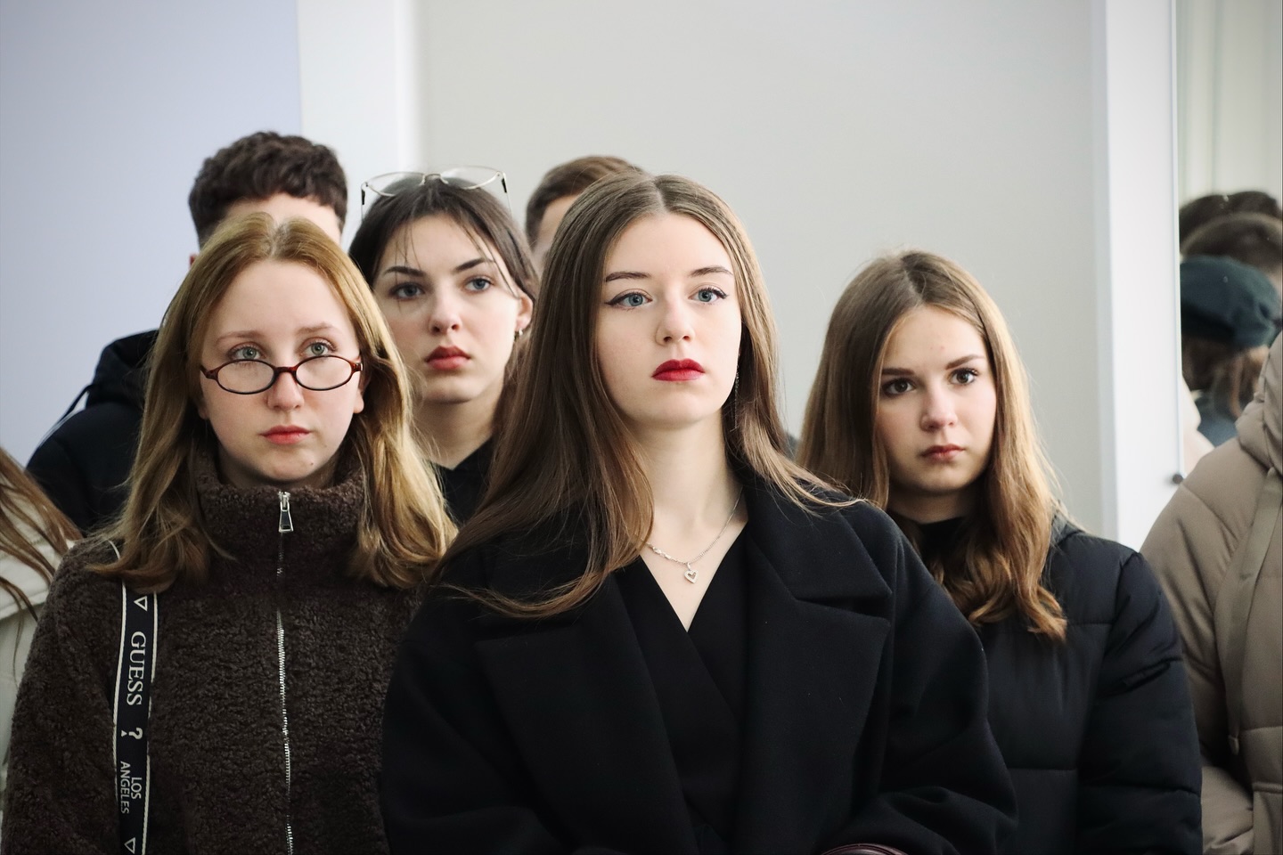 Дівчата перебувають у приміщенні.