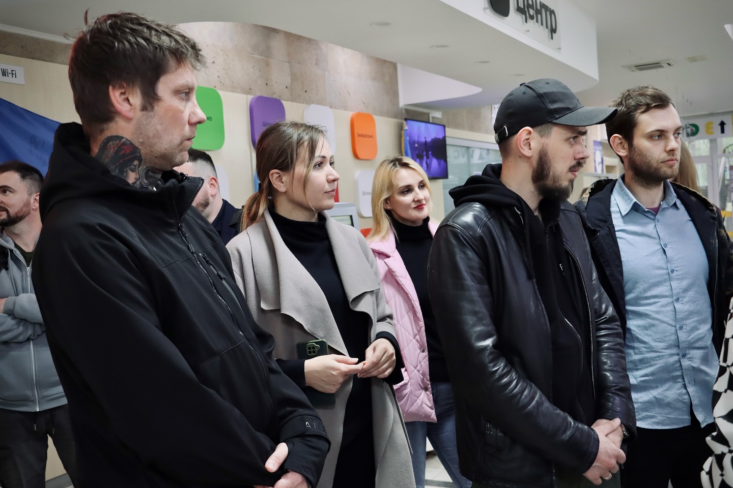 Група людей перебуває у приміщенні.