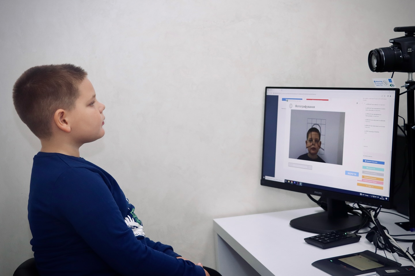 Хлопчик сидить перед екраном комп'ютера