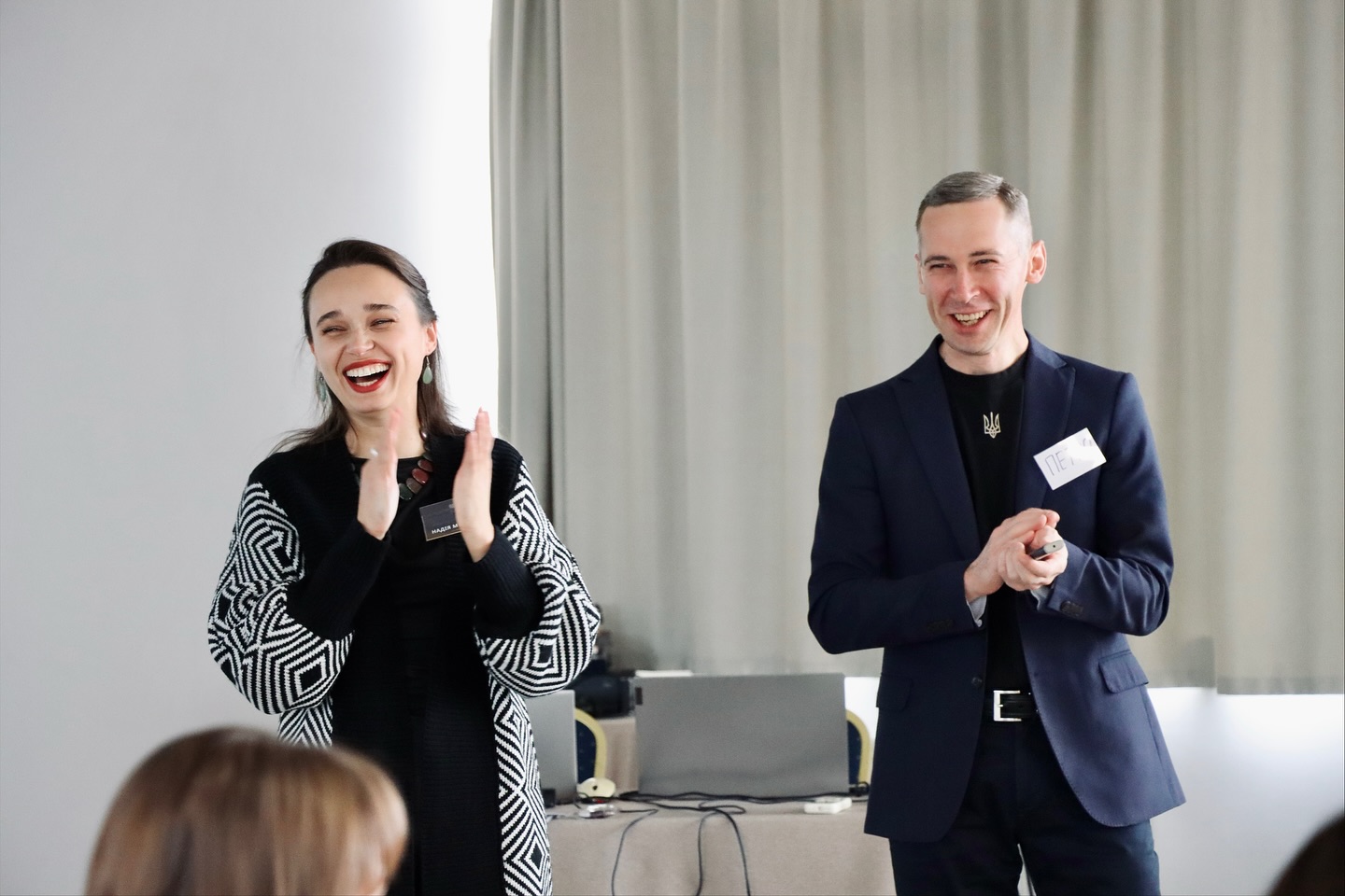 Чоловік та жінка сміються.