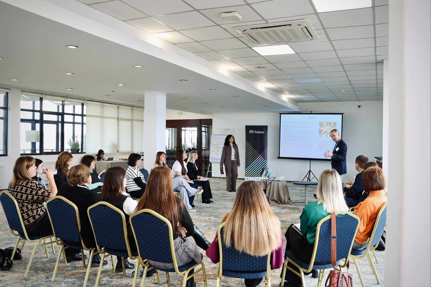 Група людей сидять у приміщенні.