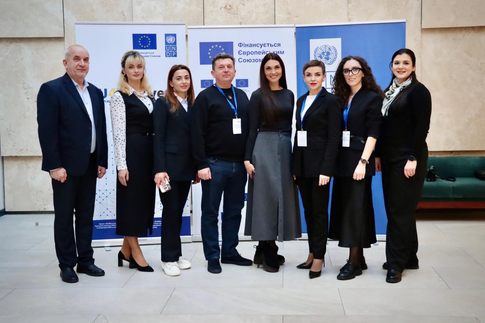 Групове фото учасників зустрічі. Вони посміхаються.
