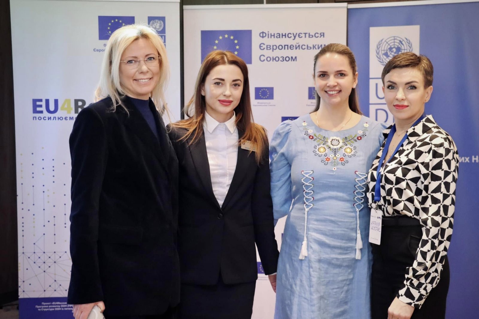 Групове фото учасників зустрічі.