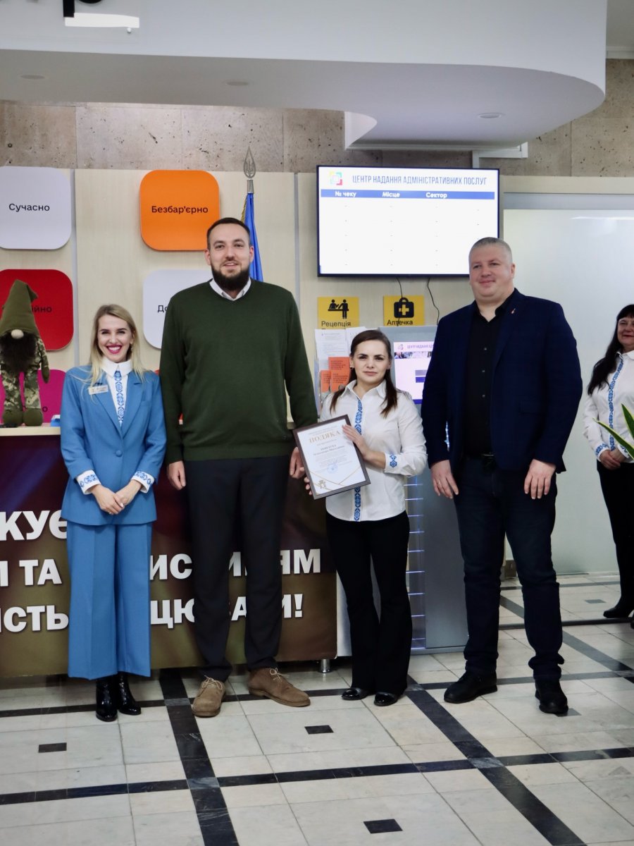 Двоє чоловіків та дві жінки перебувають у приміщенні.