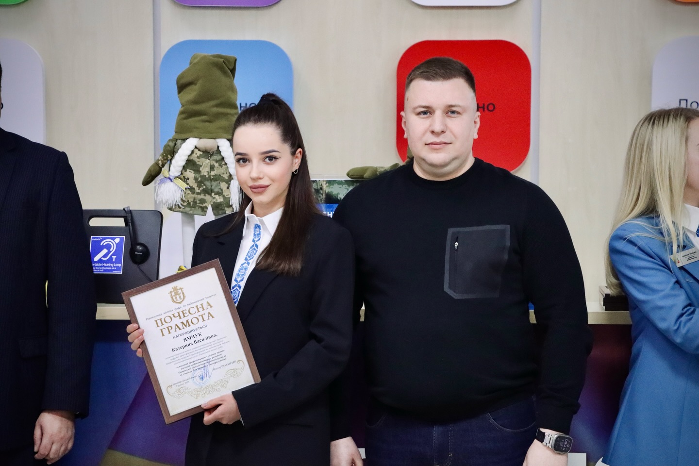 Дівчина та чоловік перебувають у приміщенні.