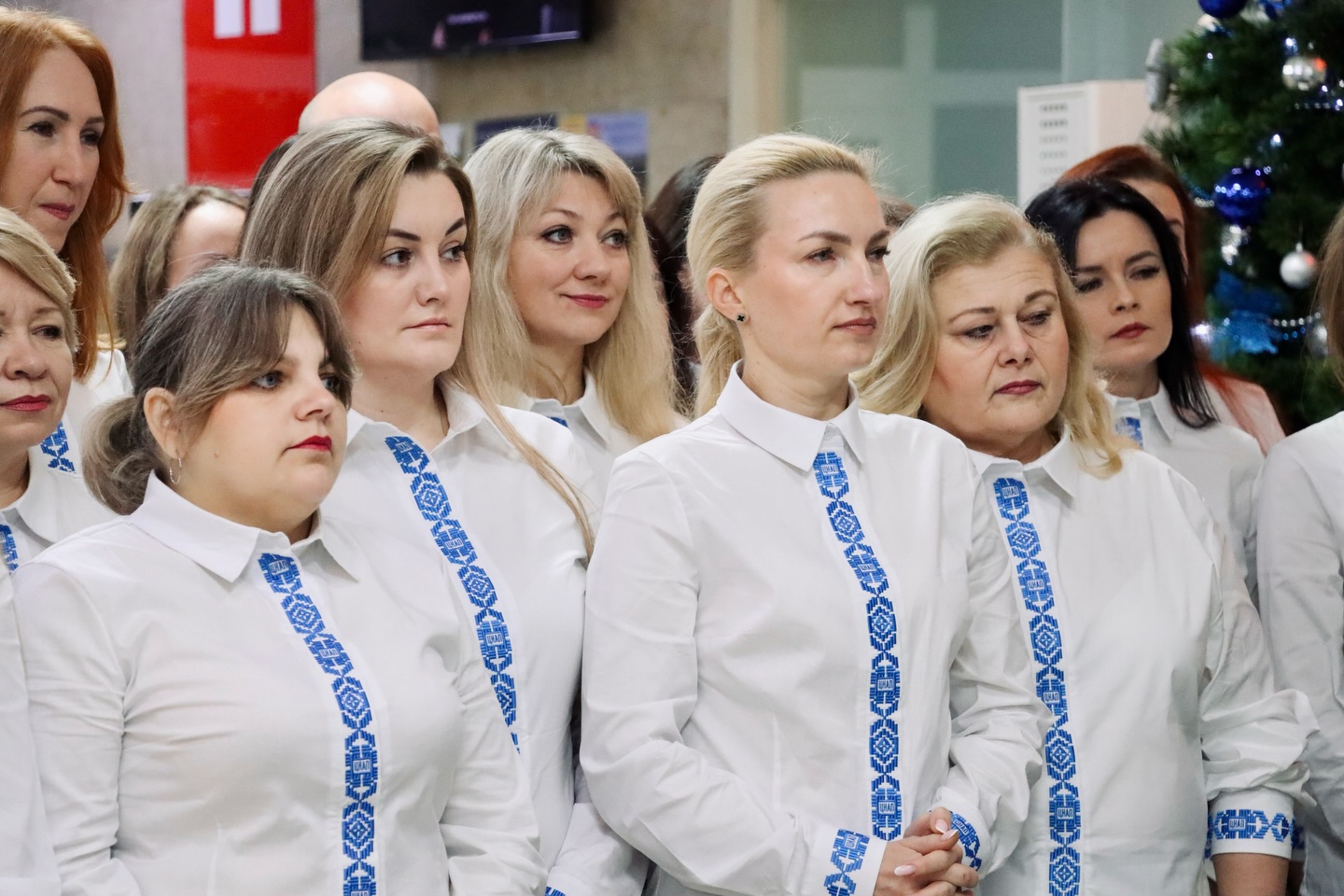 Багато жінок перебувають у приіщенні.