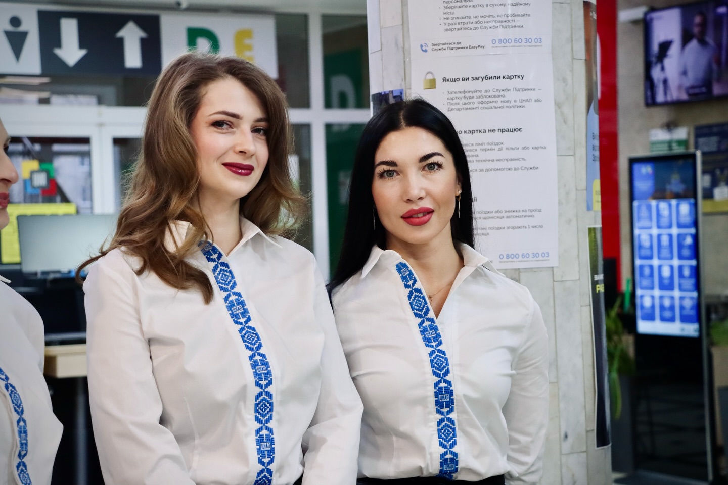 Дві жінки у вишитих сорочках позують для фото.