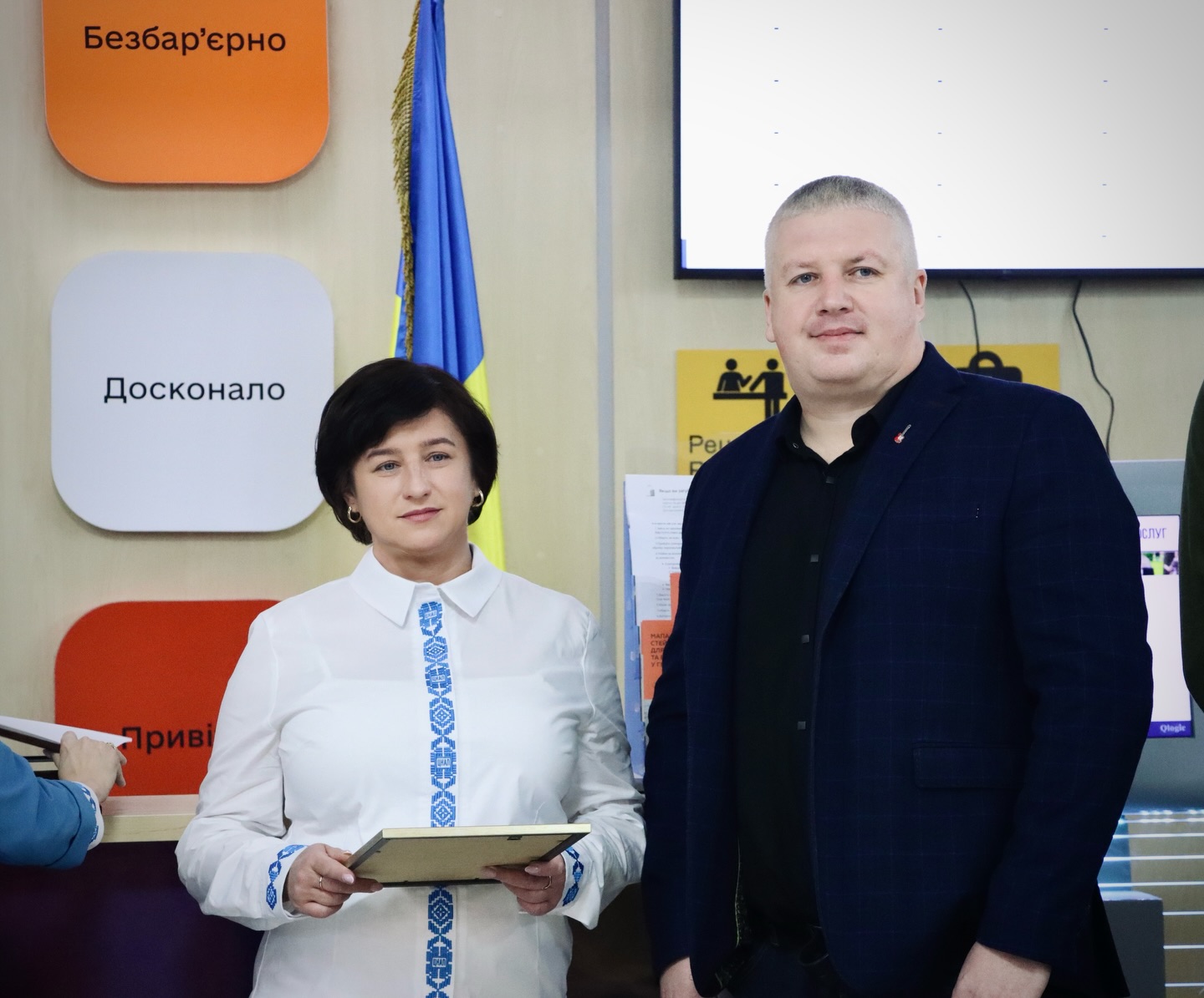 Чоловік і жінка перебувають у приміщенні