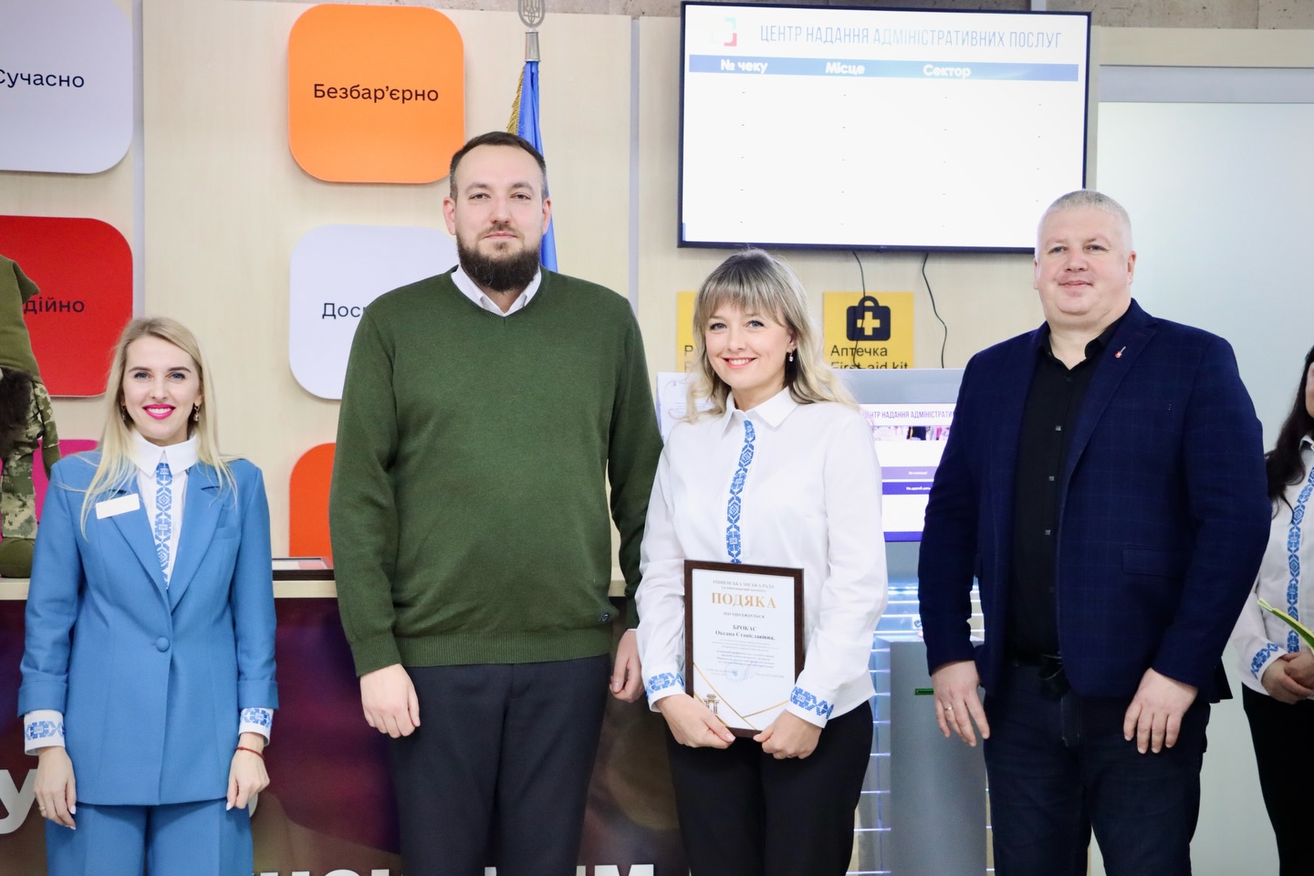 Дві жінки та двоє чоловіків перебувають у приміщенні.