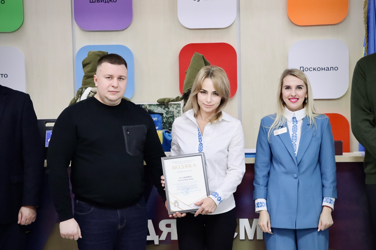 Чоловік та дві жінки перебувають у приміщенні.