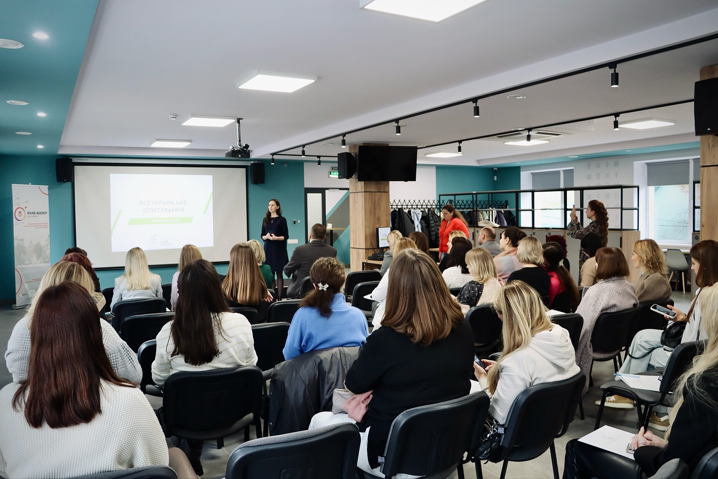 Група людей сидять у приміщенні.