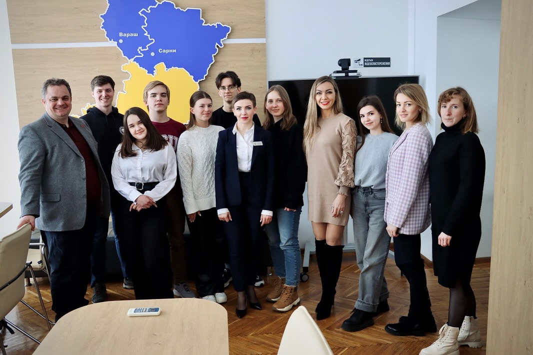 Групове фото у кабінеті на фоні карти Рівненської області.