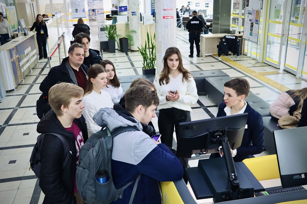 Жінка розповідає щось для студентів перебуваючи біля комп'ютера.