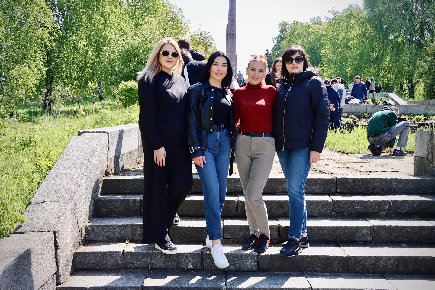 Чотири жінки фотографуються надворі.