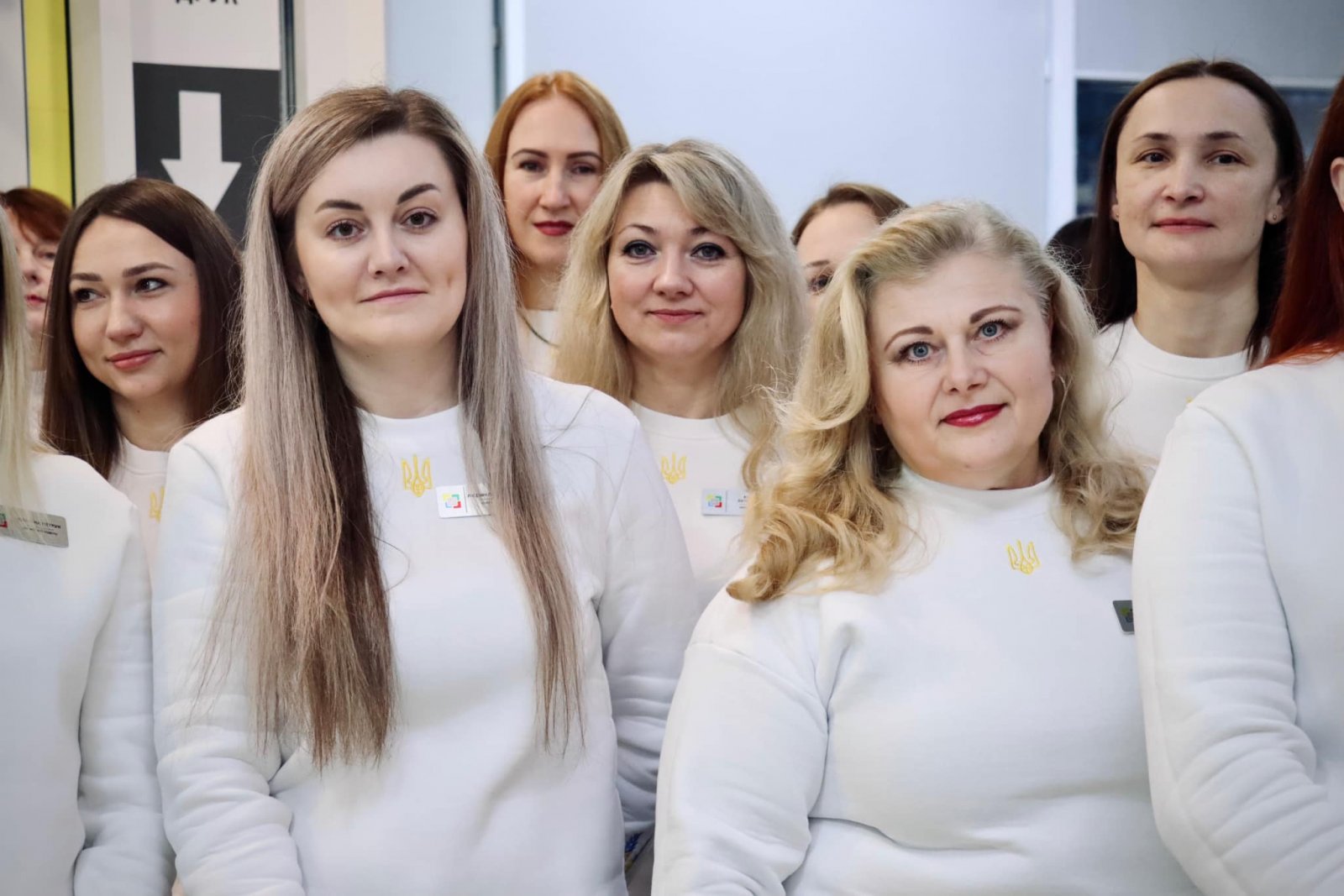 Жінки у білих кофтах знаходяться у приміщені  ЦНАПу в місті Рівному.
