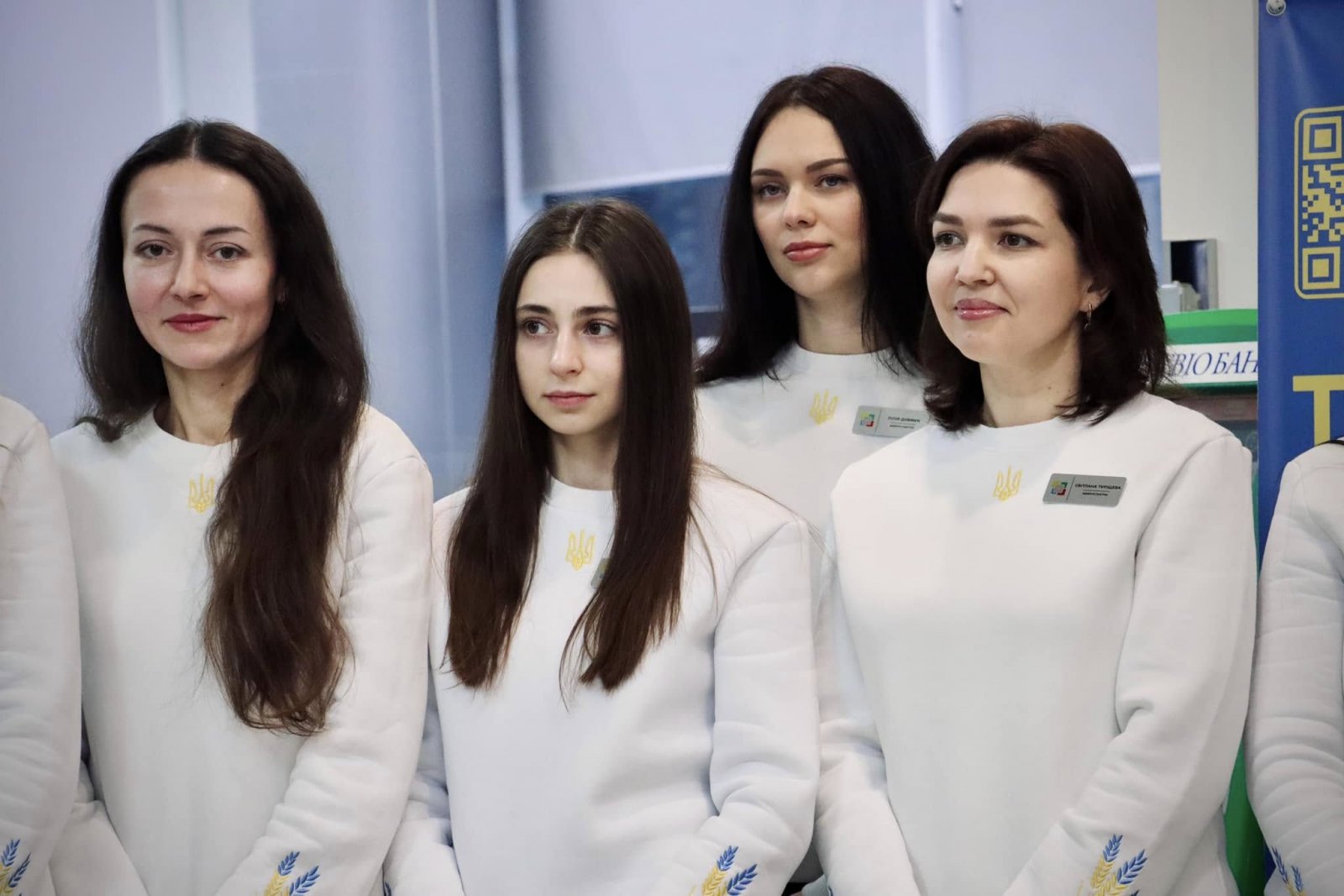 Жінки у білих кофтах у приміщені  ЦНАПу в місті Рівному.