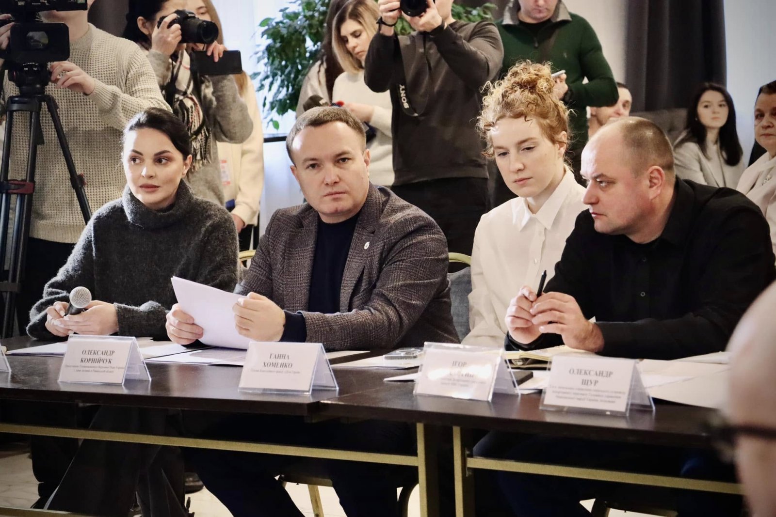Дві жінки та двоє чоловіків беруть участь у діалоговій зустрічі.