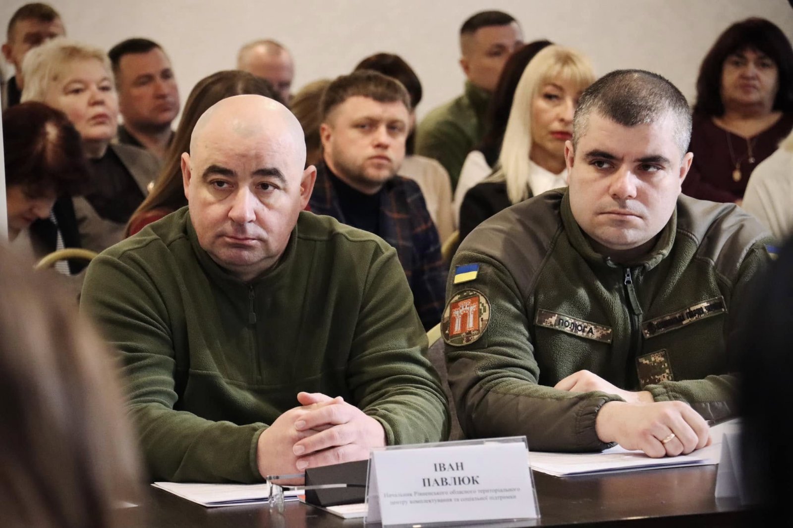 Чоловіки у війьковій формі беруть участь у діалоговій зустрічі.